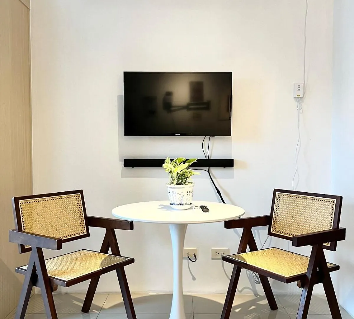 Appartement Jazz Residence T2 Rm 405 Homey Muji Inspired Staycation Big Screen Cinema Manilla Filippijnen