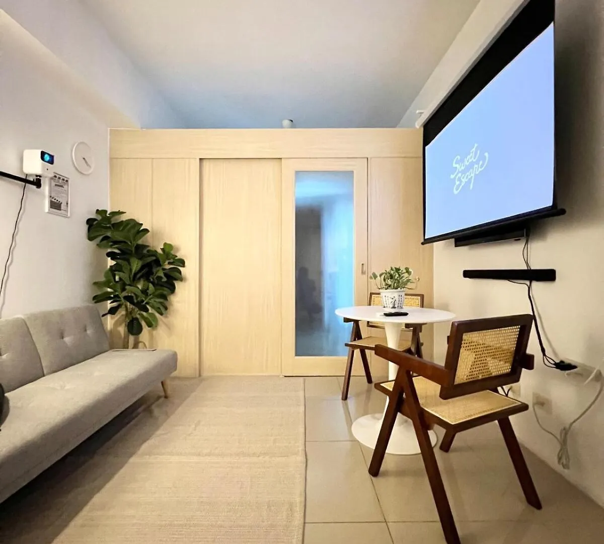 Jazz Residence T2 Rm 405 Homey Muji Inspired Staycation Big Screen Cinema Manilla Filippijnen