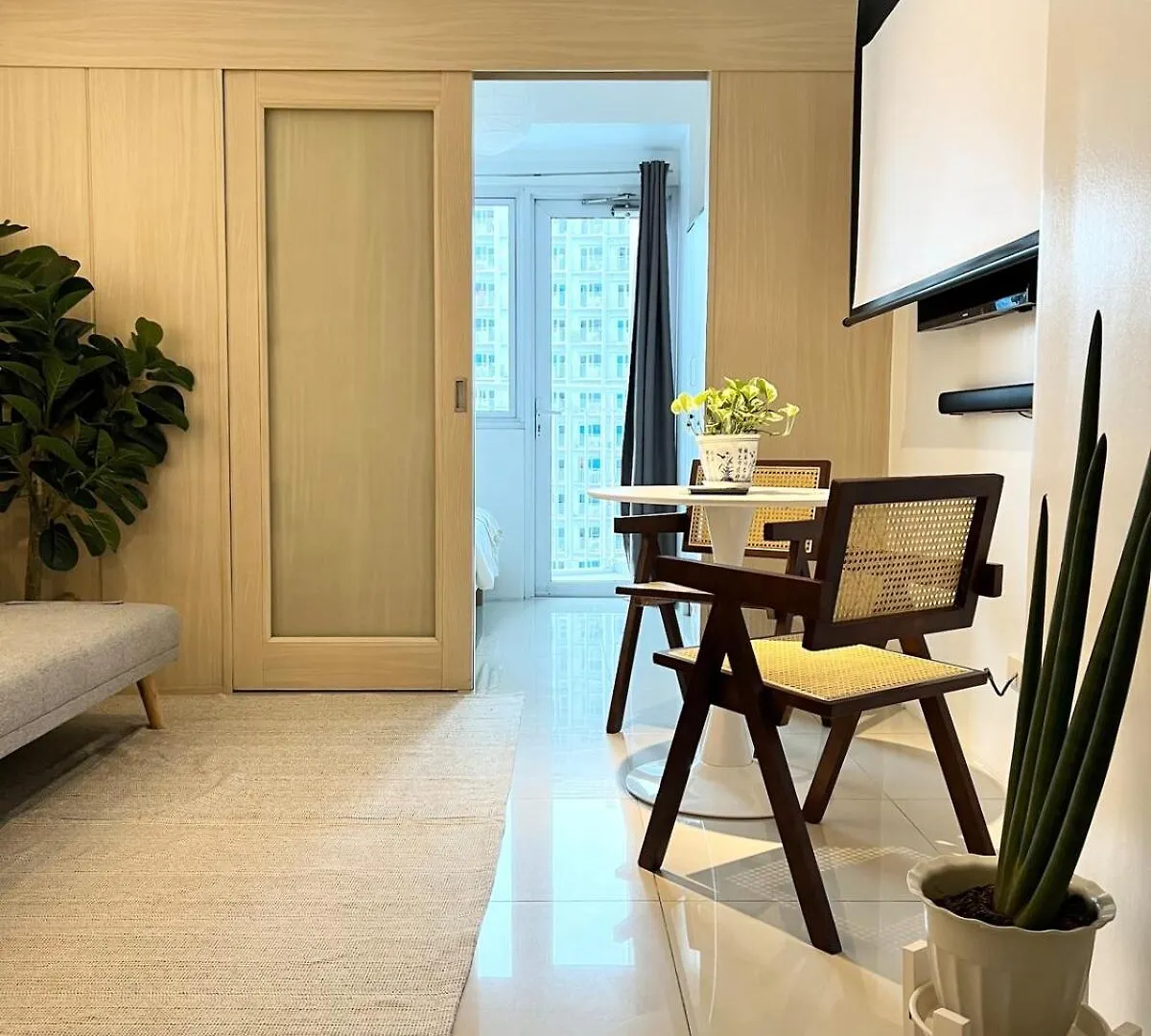 Jazz Residence T2 Rm 405 Homey Muji Inspired Staycation Big Screen Cinema Manilla Appartement